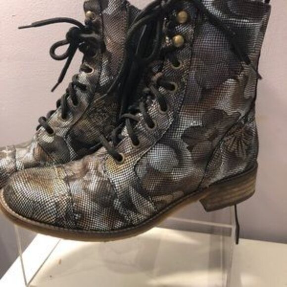 Unity in Diversity size 38 metallic leather boots - Picture 4 of 5